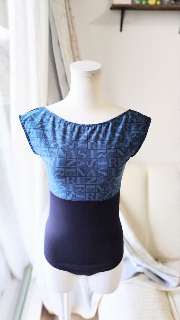 Ｍ～Lサイズ∕アルファベットが小粋なブルーの大人スタイリッシュなバレエレオタード