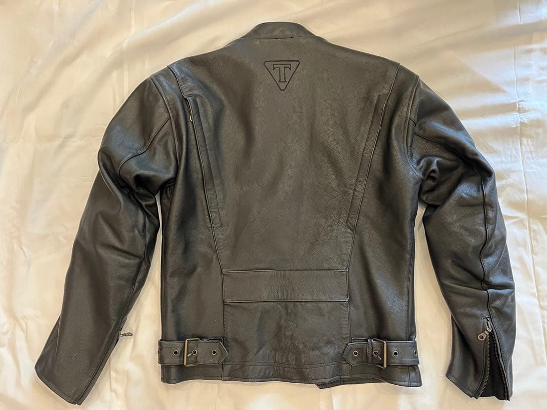 美品トライアンフ黒レザージャケット Tロゴ付き