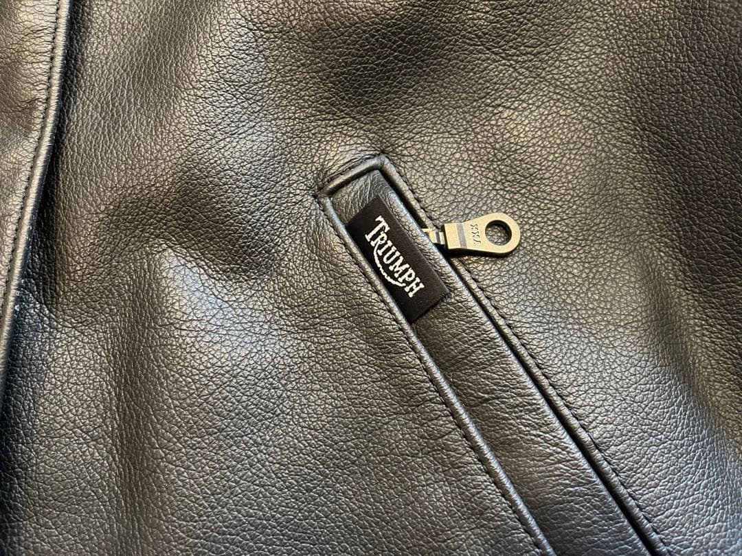 美品トライアンフ黒レザージャケット Tロゴ付き