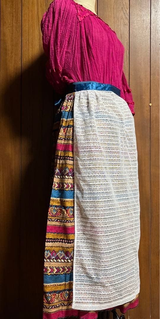 エキゾチック柄のスカートとレースのエプロンのセット