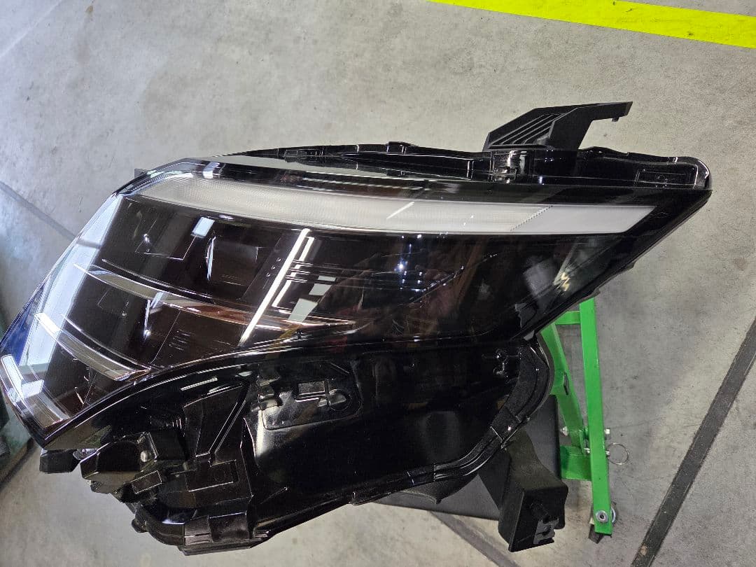 LBさん専用 日産 C28セレナ左側ヘットライト