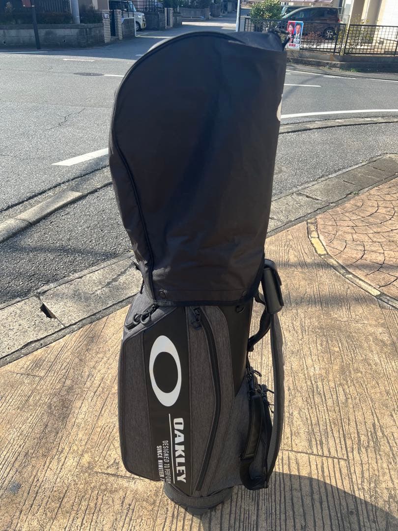 オークリー美品　キャディバッグ・セルフスタンド・他小物類のセット