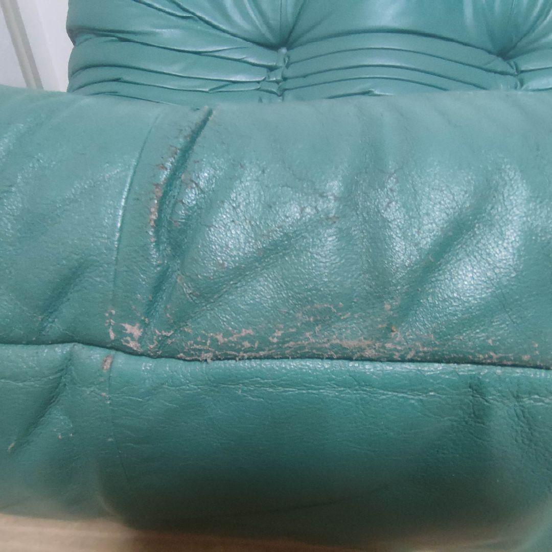 緑色レザーソファ