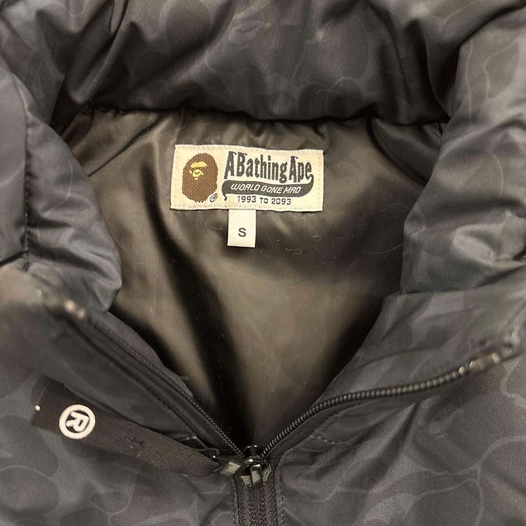 【新品未使用】A BATHING APE 迷彩柄 ダウンベスト Sサイズブラック