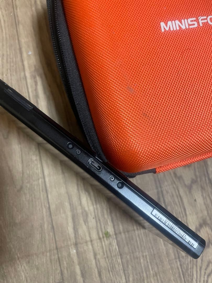 Nintendo Switch本体のみ　Joy-Conは付きません。