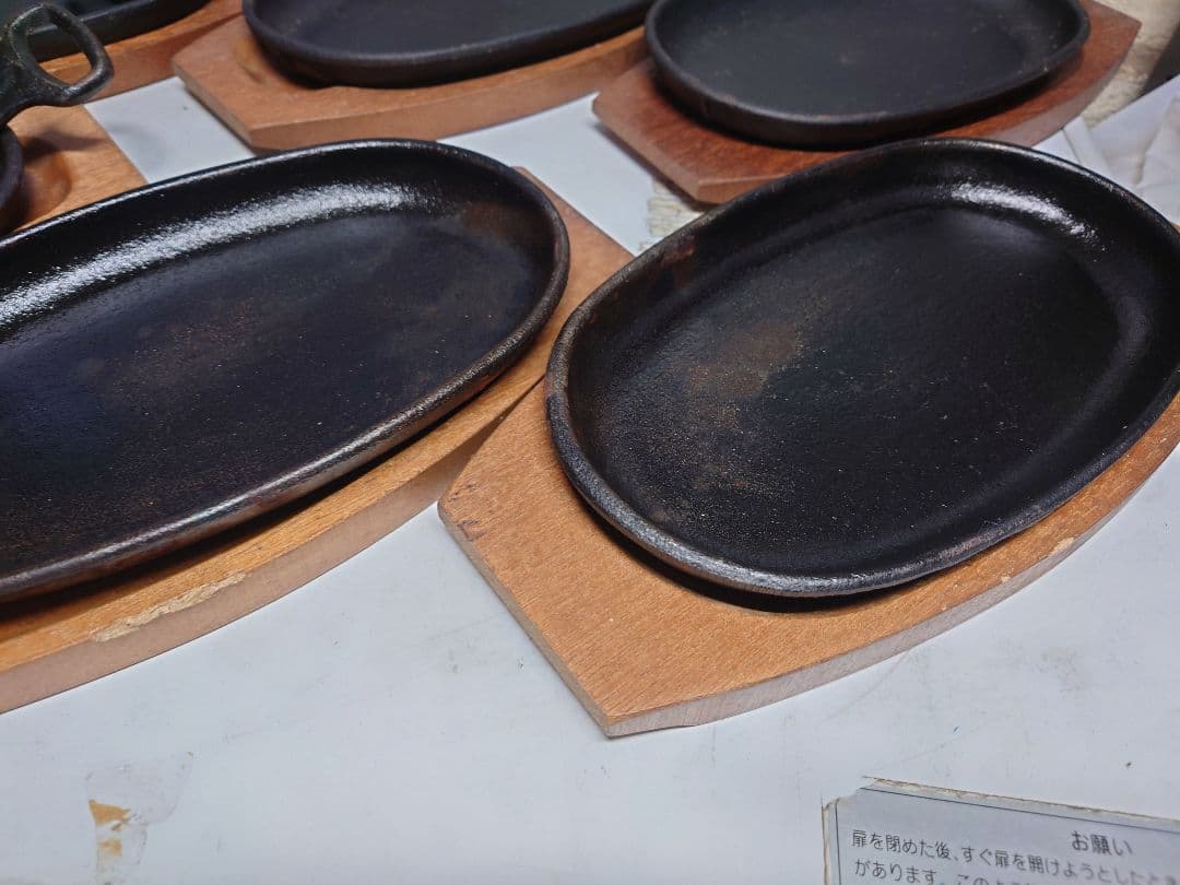 全て未使用、内2枚サビ有り　鉄板、ステーキ皿　6枚セットトング2本
