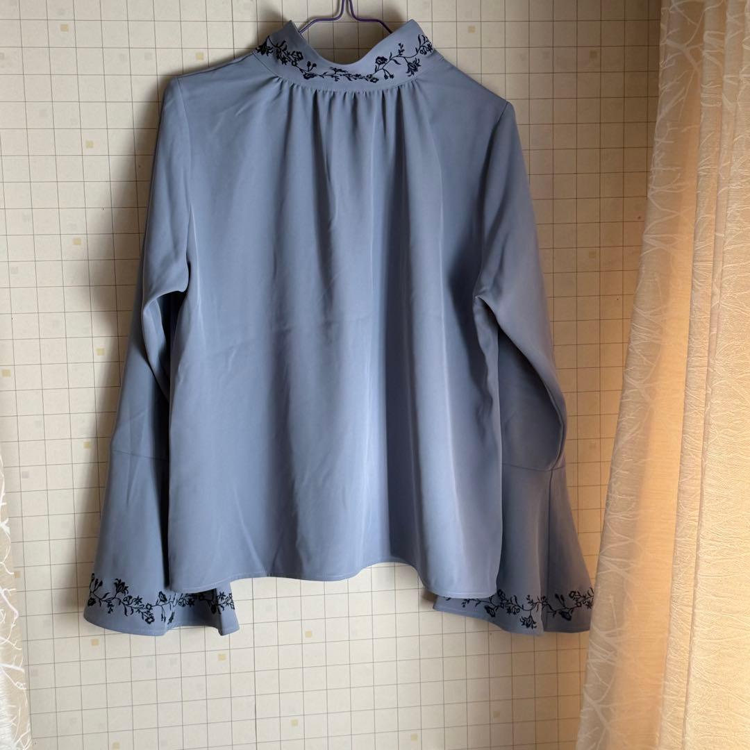 刺繍付き　2WAYフラワーシシュウブラウス(HARE)