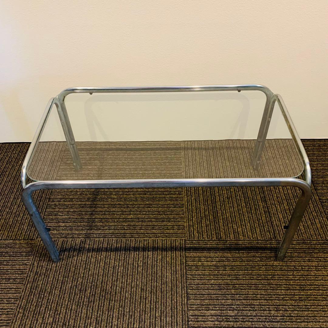 ガラスと金属製のセンターテーブル