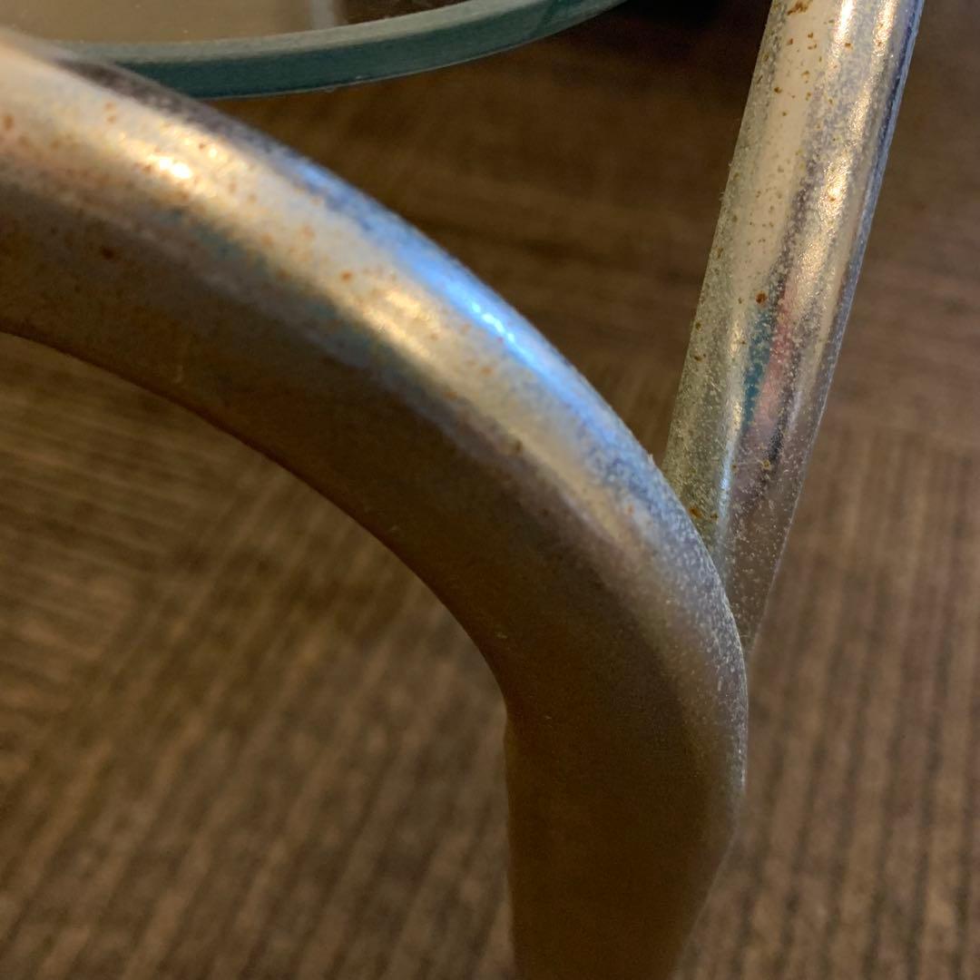 ガラスと金属製のセンターテーブル