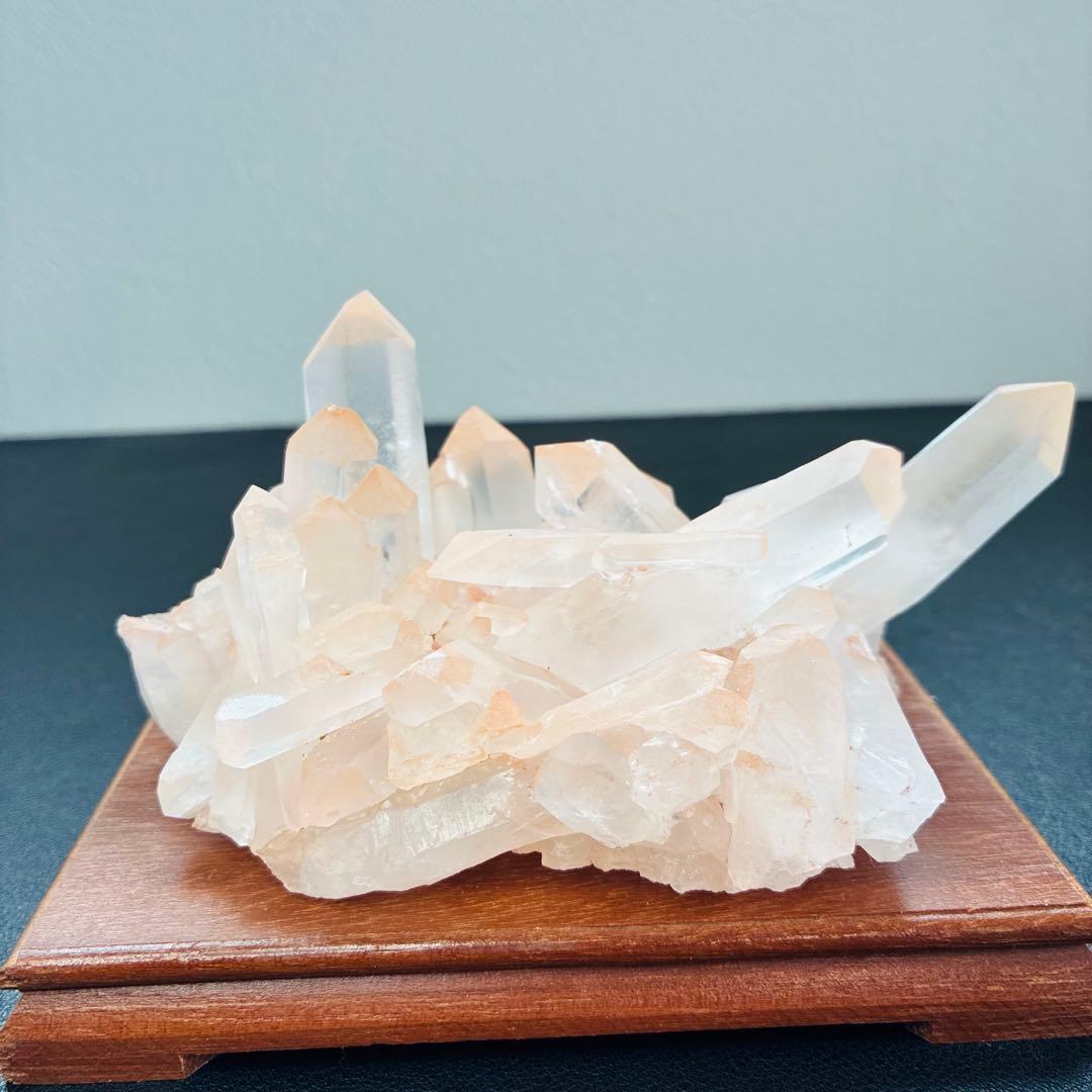 マダガスカル産ピンククォーツクラスター｜木製台座付き｜幸福感溢れるピンク