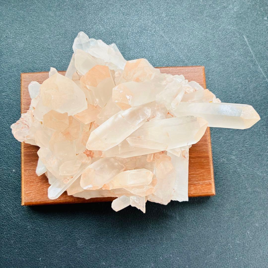 マダガスカル産ピンククォーツクラスター｜木製台座付き｜幸福感溢れるピンク