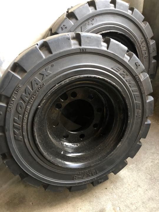 処分価格ノーパンクタイヤ4本セット