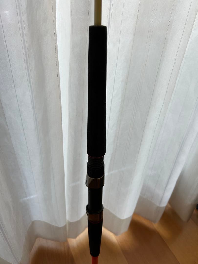 【美品】釣竿　底もの用￼ 赤いスピニングロッド