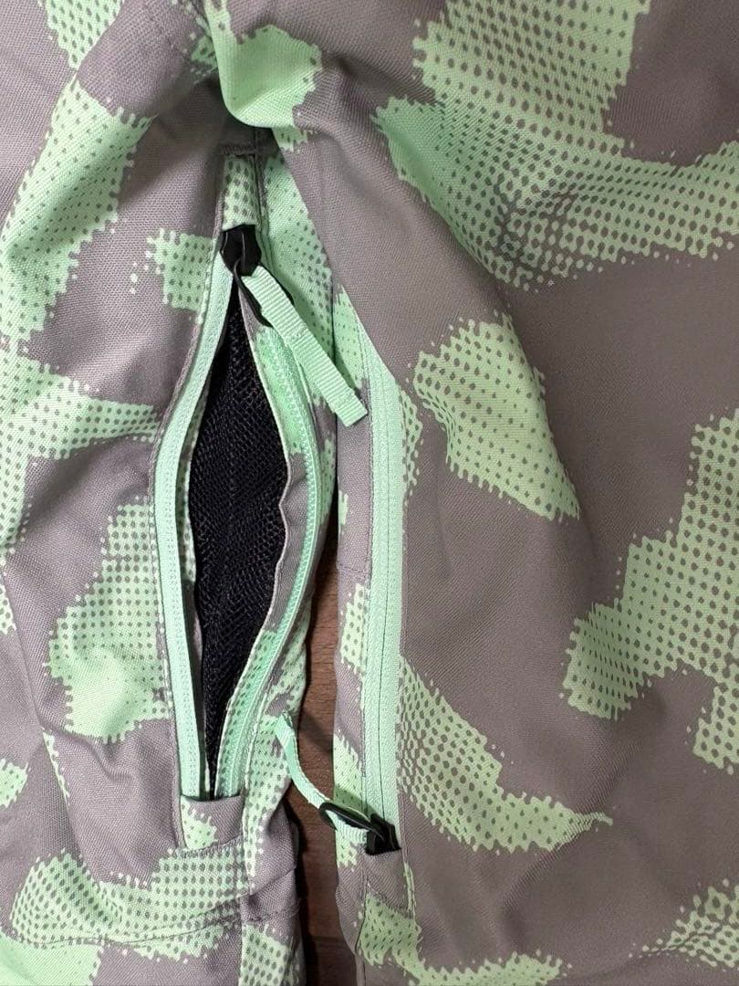 新品　BURTON キッズ　スノーボードパンツ スキーウェア カモフラ柄