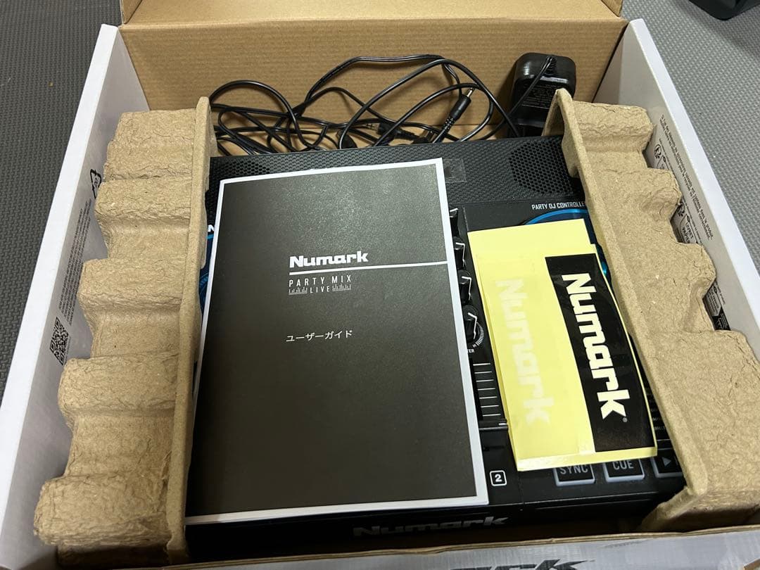 ほぼ新品【ヘッドフォン付き】Numark DJコントローラー LEDライト搭載