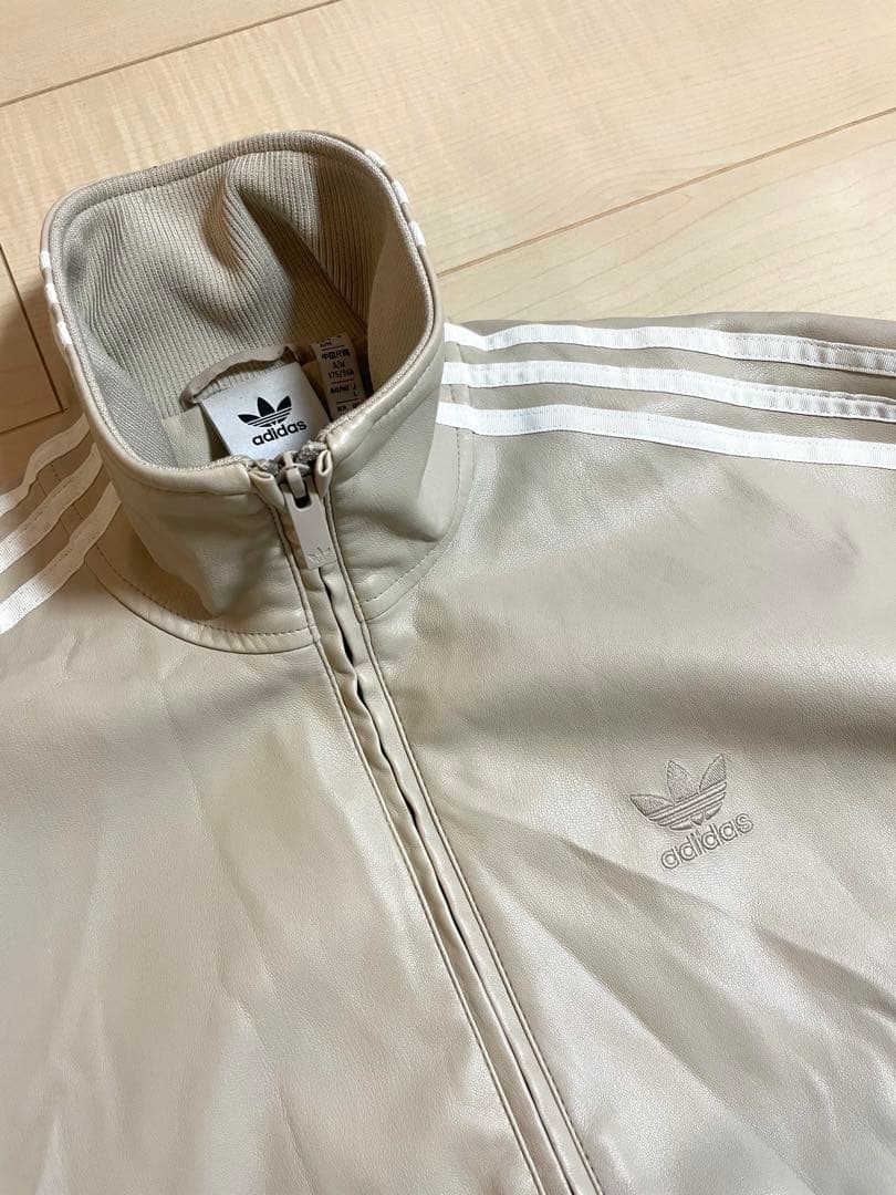 アディダス　完売品　フェイクレザー ジャケット　アディカラー 平野紫耀着用　刺繍