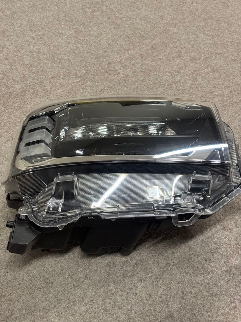タフト 純正ヘッドライト右側