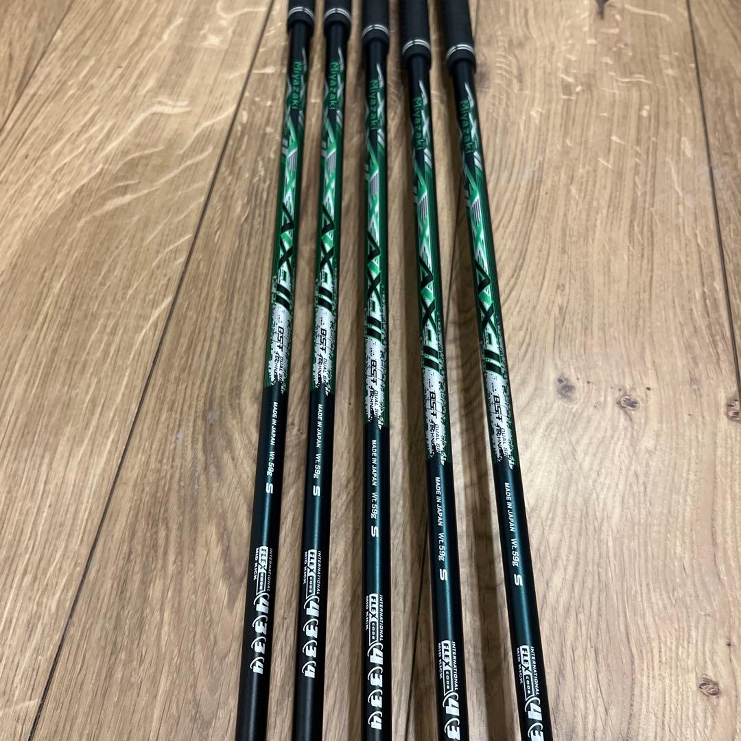 半額　ゼクシオエックスアイアン　カーボンシャフト　137,500円