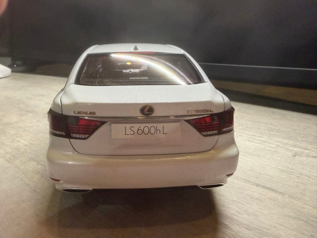 オートアート1/18レクサスLS600hLホワイト