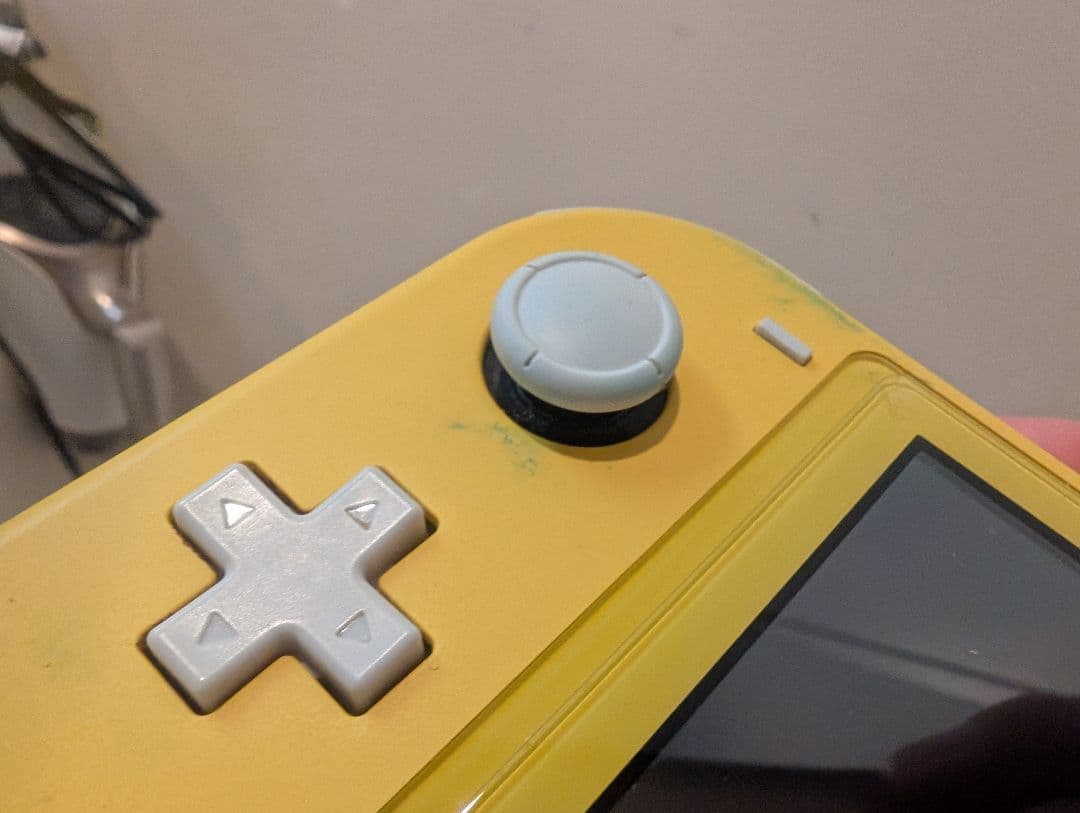 【ジャンク品 ・充電器付属】 Nintendo Switch Lite イエロー