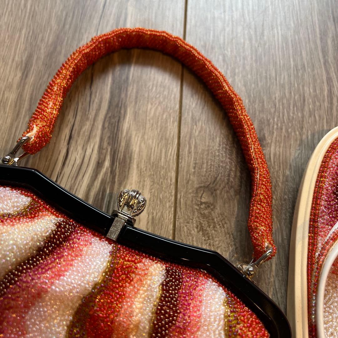 ビーズ装飾のハンドバッグと草履セット