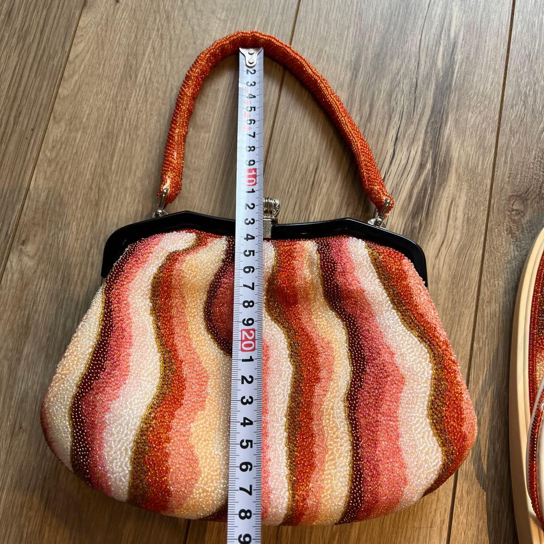 ビーズ装飾のハンドバッグと草履セット