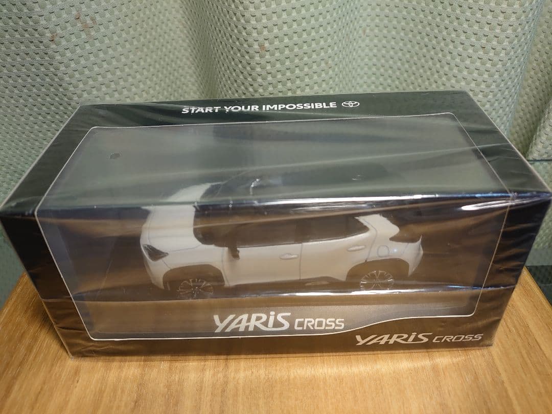 週末割【新品】ヤリスクロス　ブラックマイカ×ホワイトパール　カラーサンプル