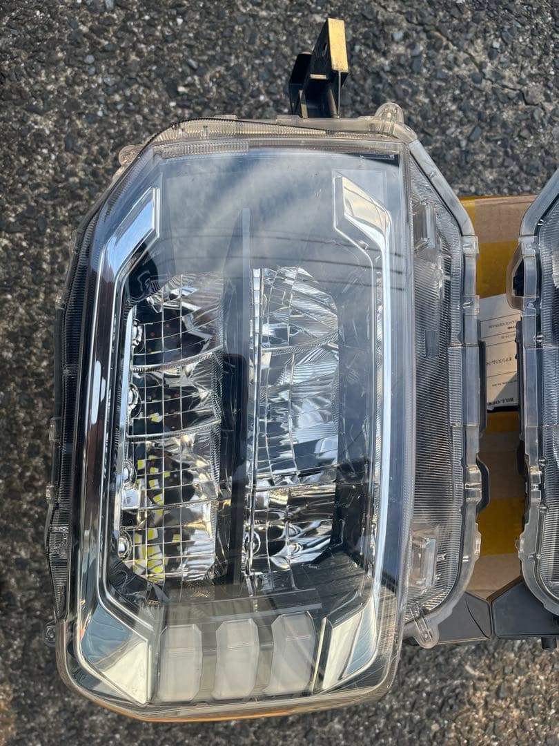 ヘ*リ様 LA900S タフト 純正左右ヘッドライト　2個セット