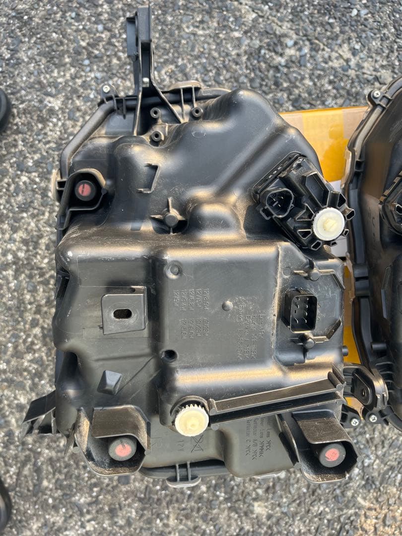 ヘ*リ様 LA900S タフト 純正左右ヘッドライト　2個セット