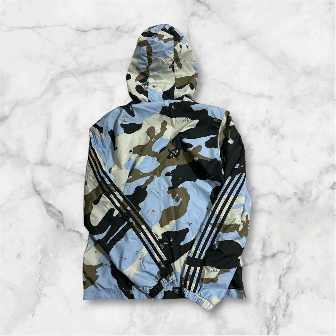 adidas originals カモフラージュ柄 フード付きウィンドブレーカー
