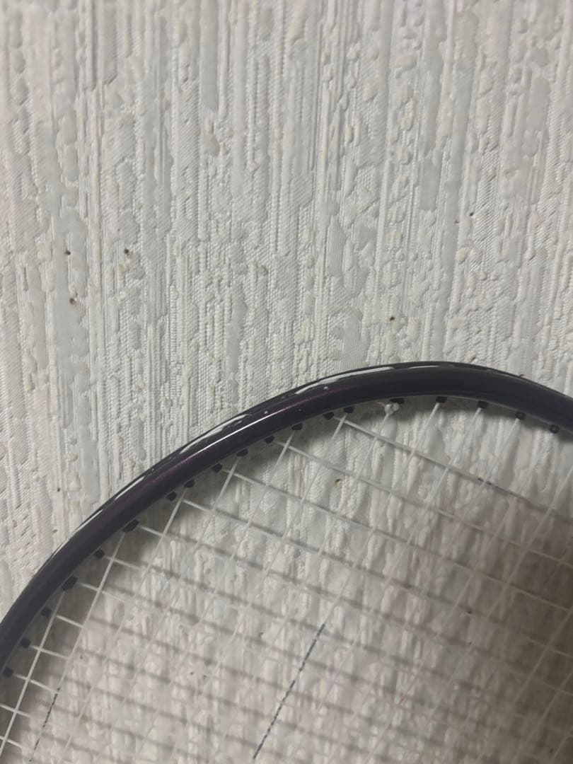 バドミントンラケット 黒 フレーム 白 ストリング