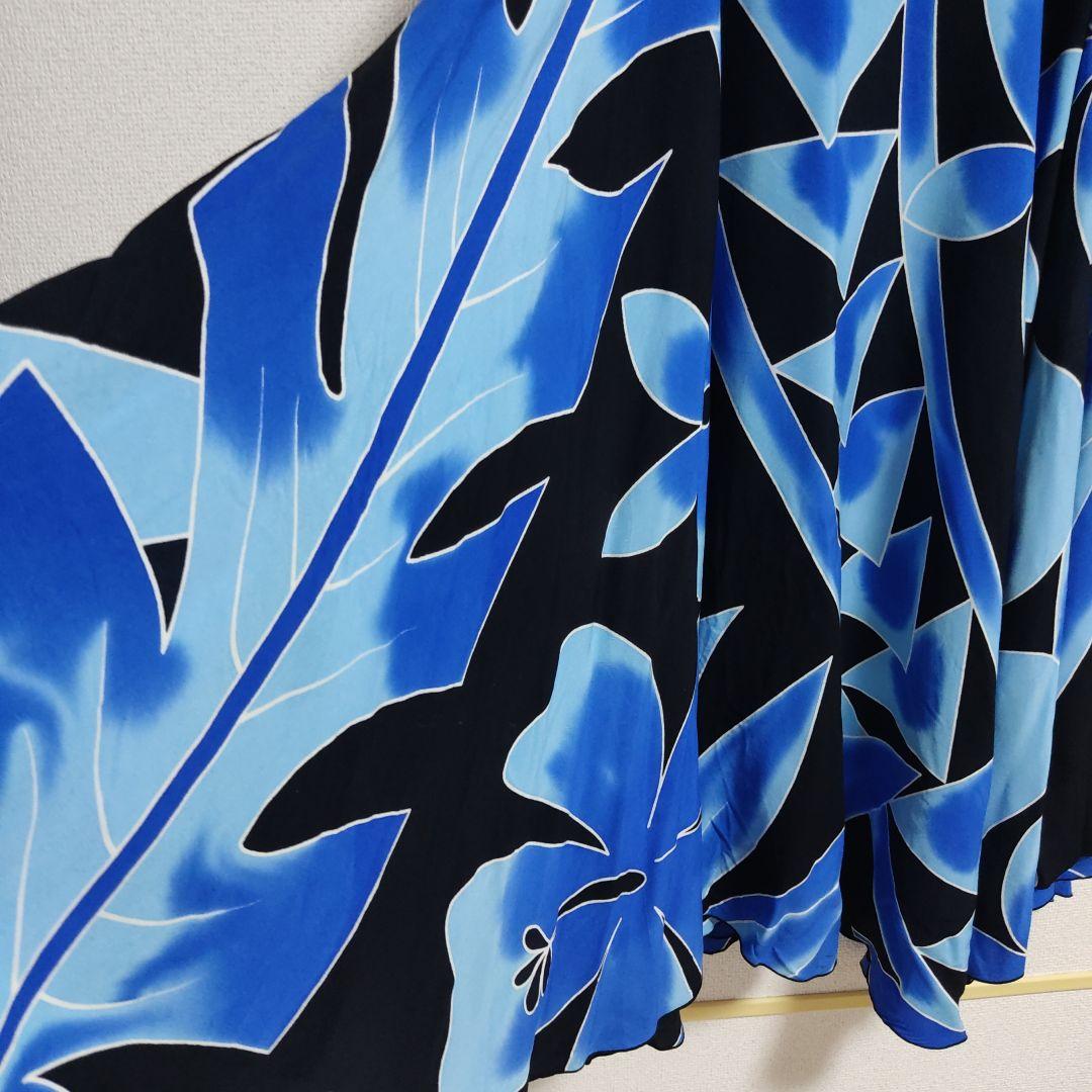 ウエストリボン　スカート 青と黒の花プリント柄　イベント