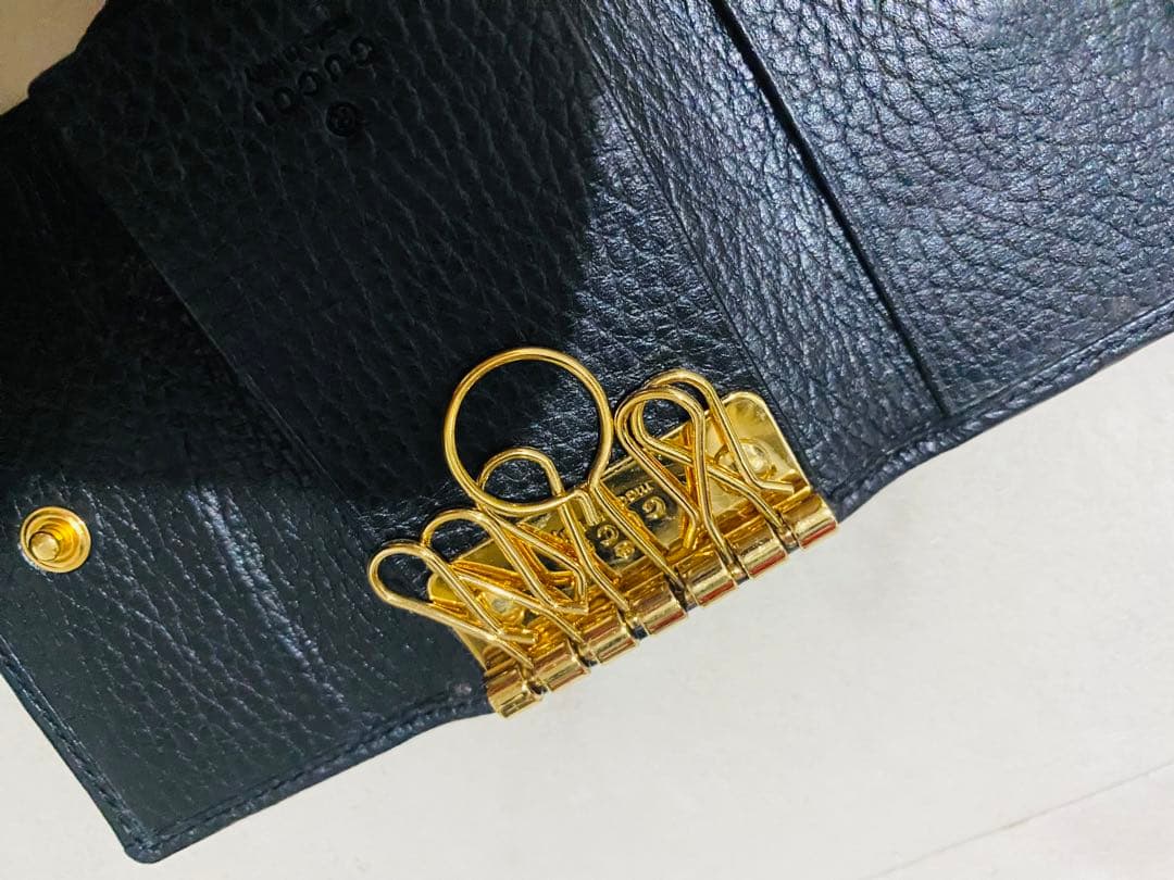◾️GUCCI グッチ　キーケース　ブラック　金デザイン　ゴールド金具