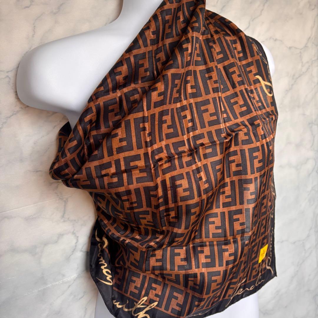 新品未使用❗️FENDIズッカ柄シルク混ミニスカーフ大判ハンカチ膝掛け