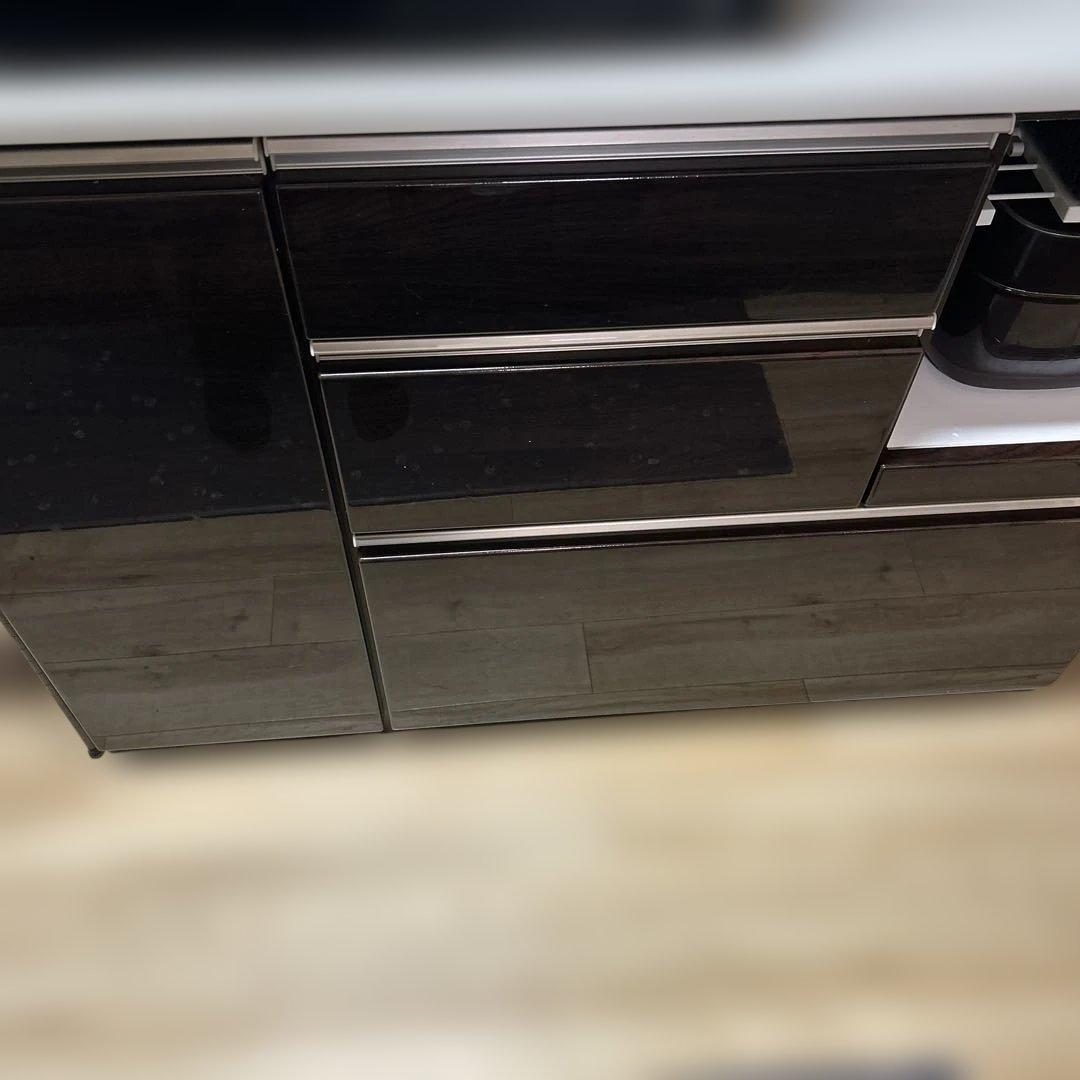 ダークブラウン木製カップボード