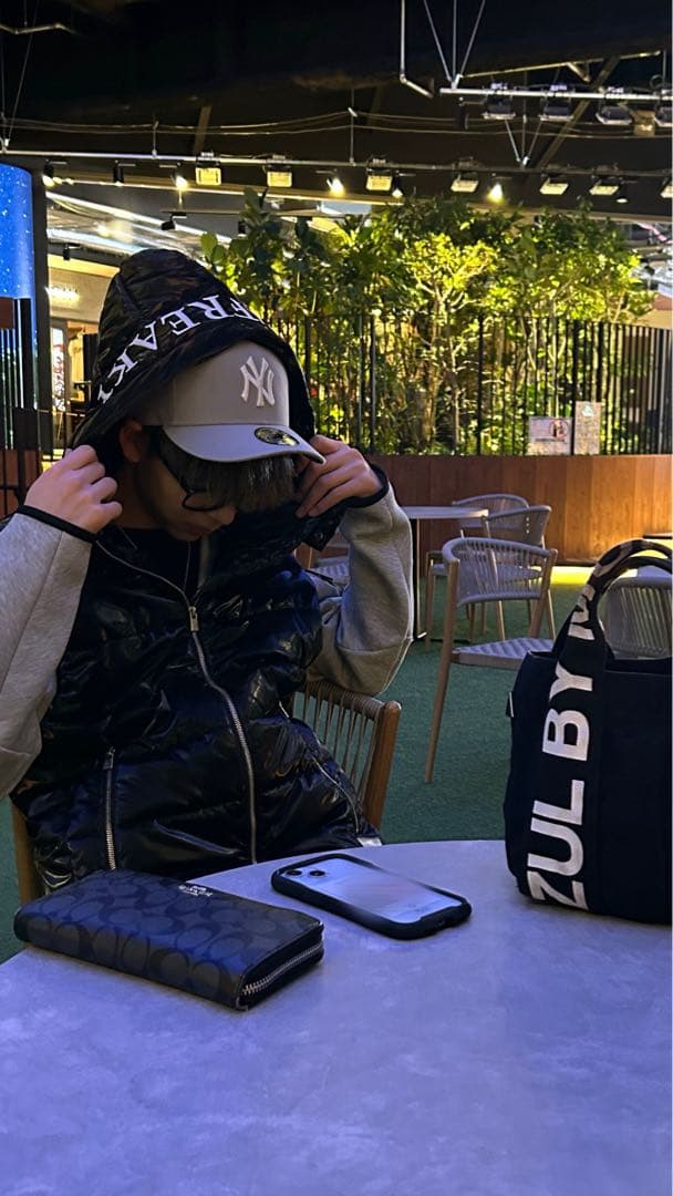 【即完売/大人気商品】アダムスジャグラー ダウンベスト Lサイズ やりらふぃー