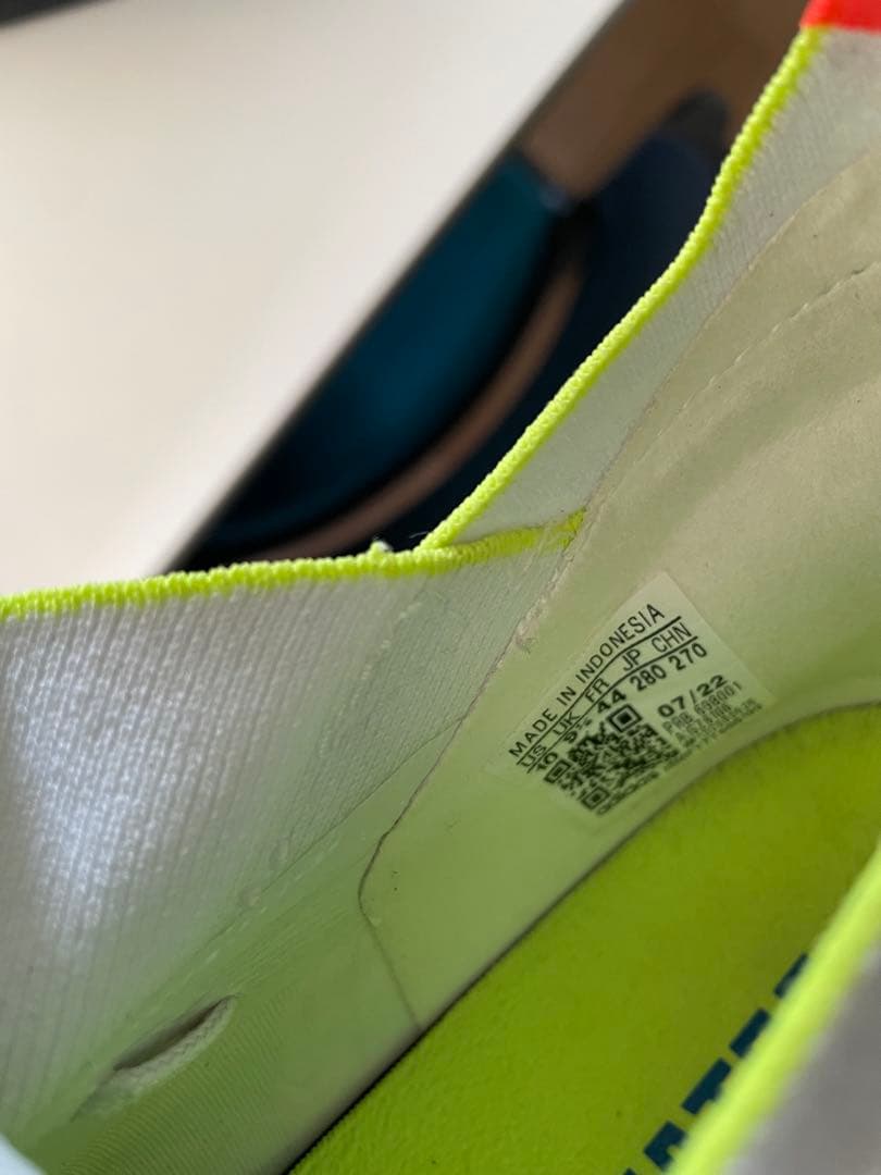 サッカーシューズ・スパイク ホワイト/マルチカラー