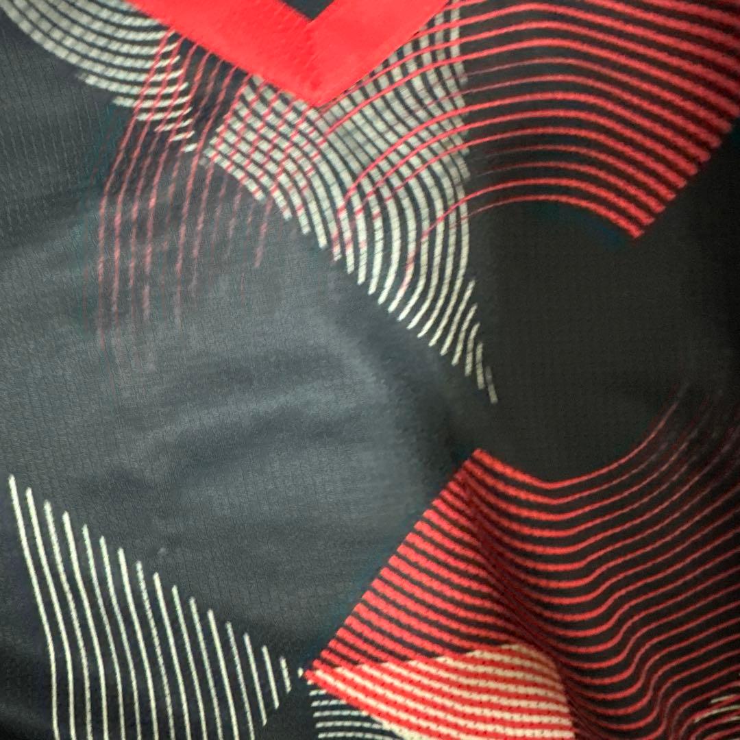 美品 YONEX バドミントンシャツ Lサイズ 黒赤 幾何学模様