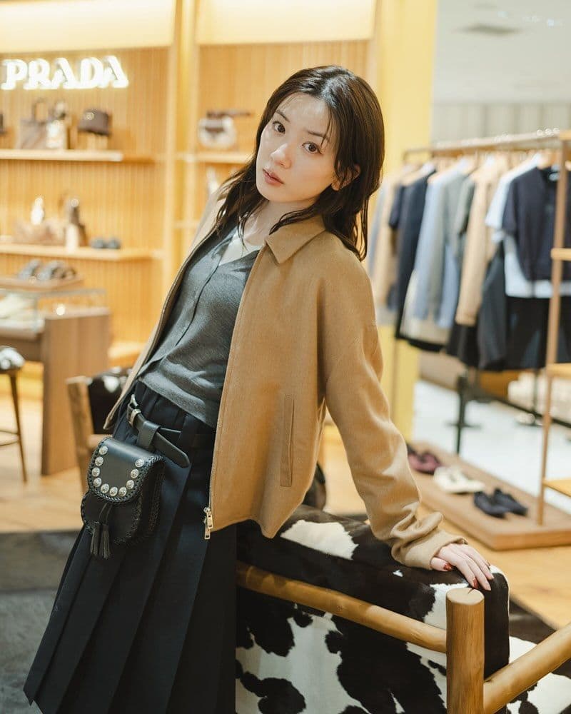 定価103万 プラダ キャメル レザーブルゾン 46 バッグ ロゴプレート 茶