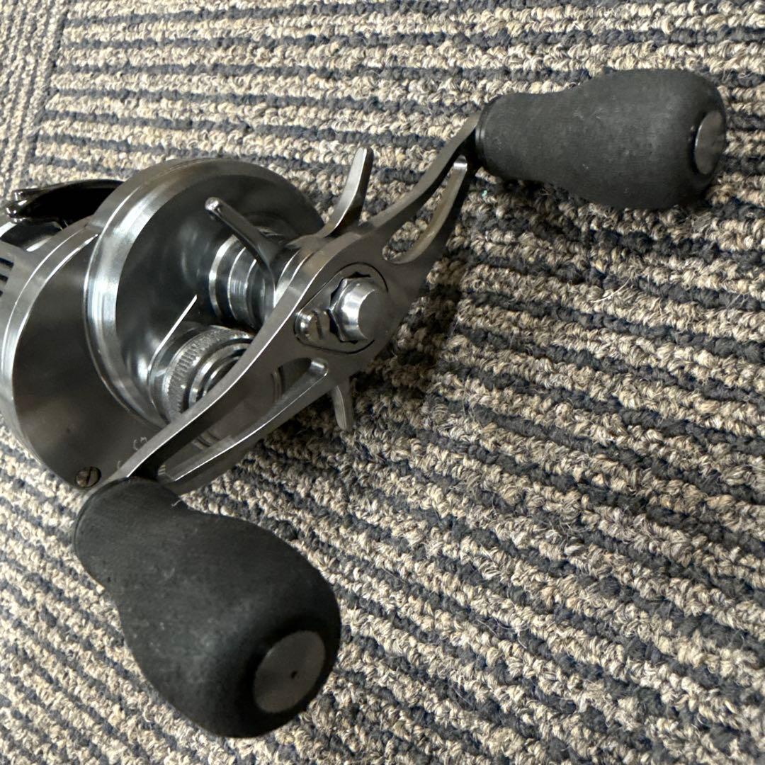 【超美品】シマノ カルカッタコンクエストDC100HG アベイルハンドル付