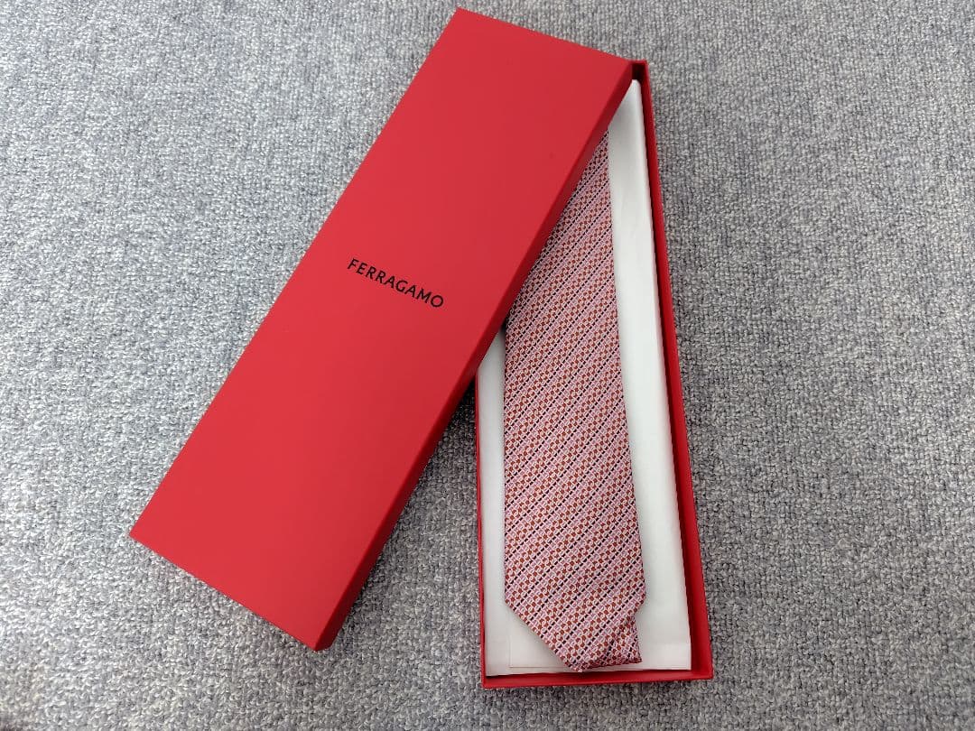 新品未使用 FERRAGAMO フェラガモ ネクタイ ピンク シルク 箱、リボン