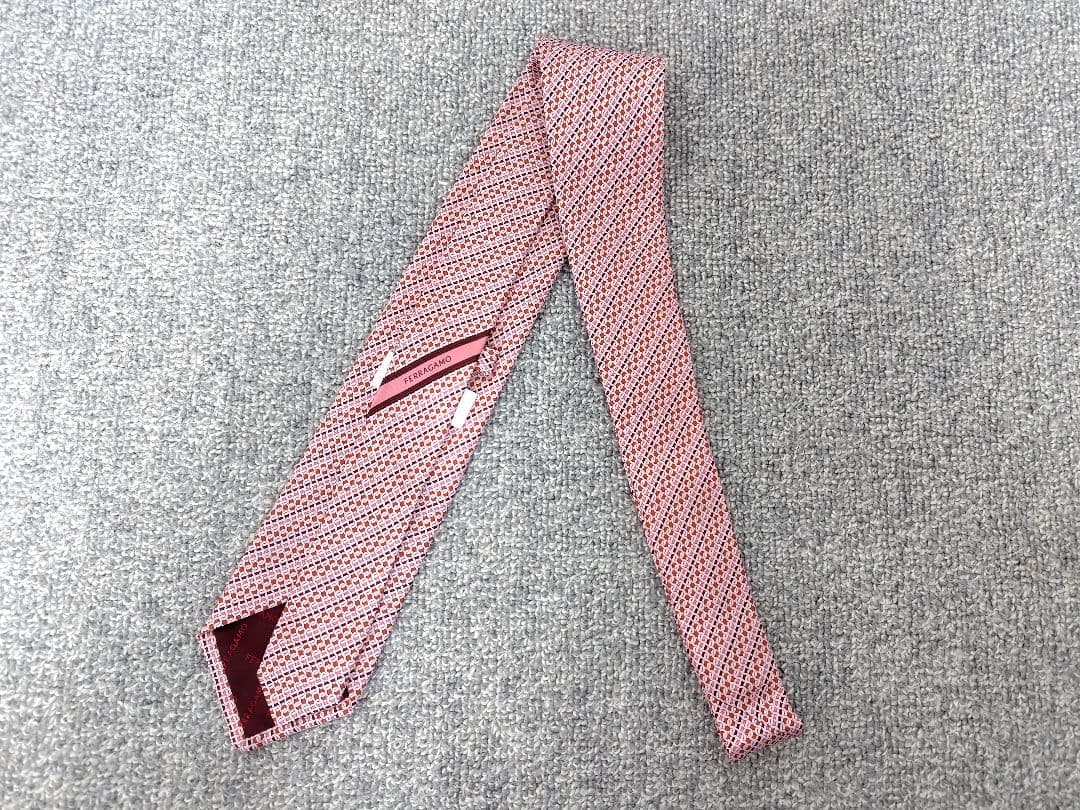 新品未使用 FERRAGAMO フェラガモ ネクタイ ピンク シルク 箱、リボン