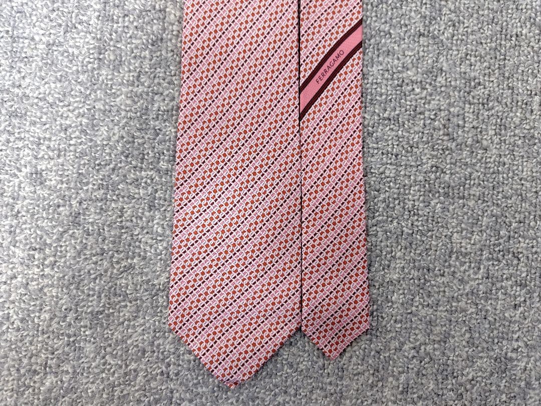 新品未使用 FERRAGAMO フェラガモ ネクタイ ピンク シルク 箱、リボン