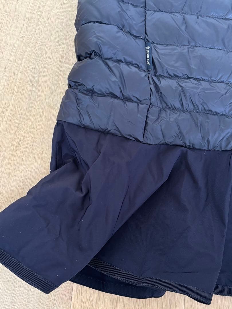 Moncler フード付き黒ダウンベスト