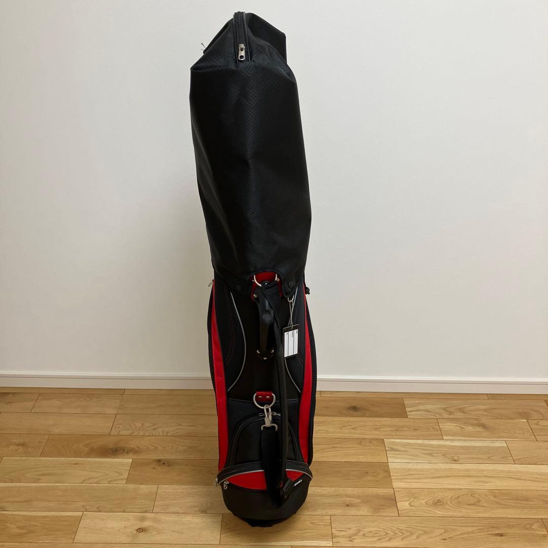 スタイリッシュな黒と赤のゴルフバッグ