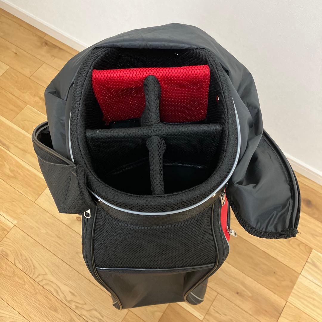 スタイリッシュな黒と赤のゴルフバッグ