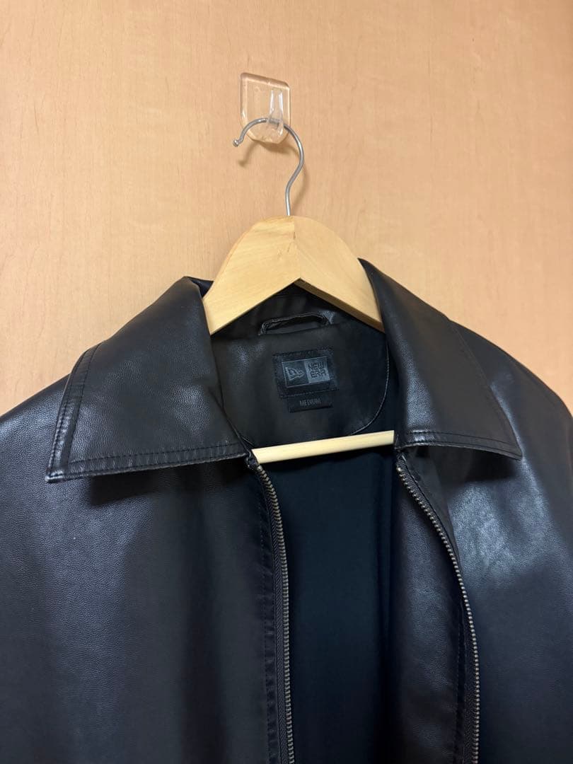 NEWERAシンセティックレザー ジャケット BLACK LABEL FW25