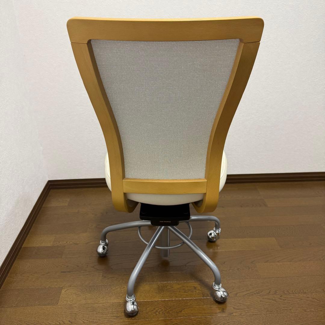 【送料無料】カリモク　デスクチェア　白（アイボリー）　XT4100HS