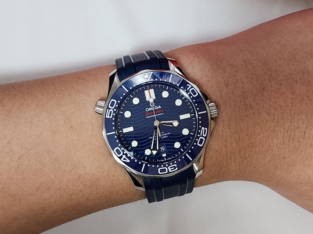 [土日限定値下げ]OMEGAツーピースラバーストラップ(ポーチ、ツール付き)