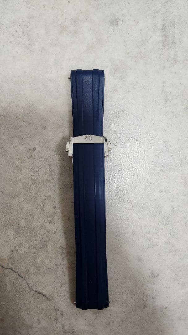 [土日限定値下げ]OMEGAツーピースラバーストラップ(ポーチ、ツール付き)